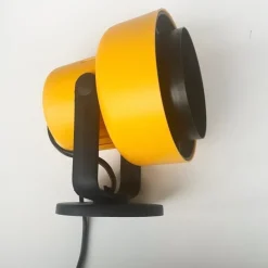 Tradera Retro vägglampa av gul och svart plast.| Lamper
