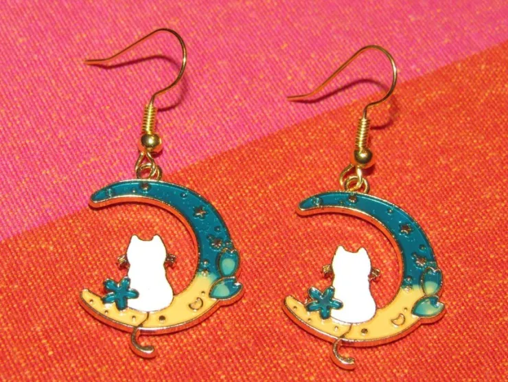 Tradera Örhängen med katt på måne av emalj/rostfritt stål.> Selvdesignede Smykker