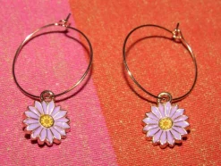 Tradera Örhängen med lila blommor av emalj/zinklegering/rostfritt stål.> Selvdesignede Smykker