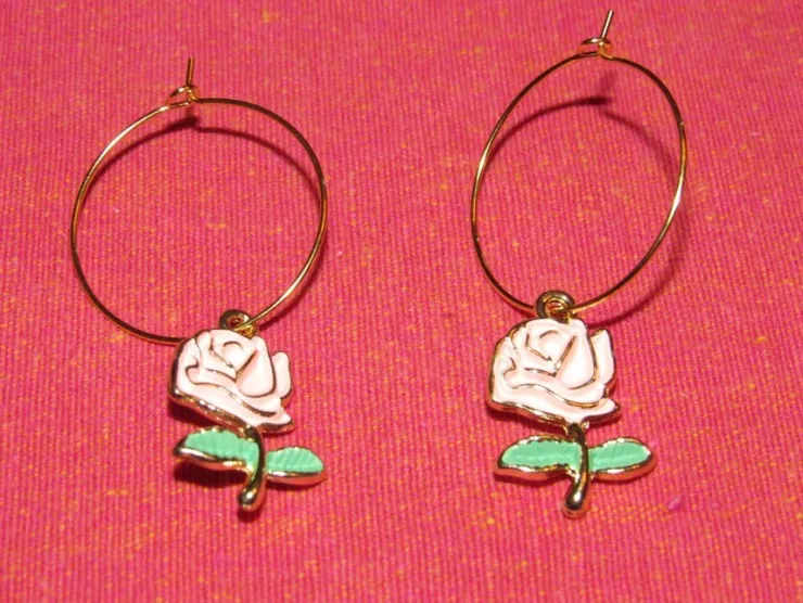 Tradera Örhängen med rosa rosor av emalj/zinklegering/rostfritt stål.> Selvdesignede Smykker