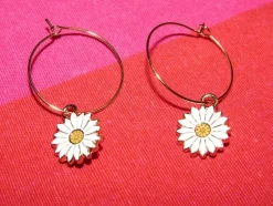 Tradera Örhängen med vita blommor av emalj/zinklegering/rostfritt stål.> Selvdesignede Smykker