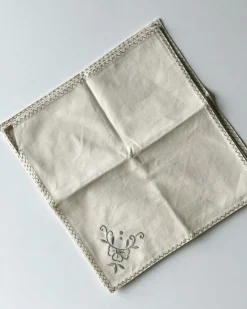 Tradera Råhvide stofservietter m gråt broderi, 26 x 28 cm, 4 stk samlet| Boligtekstiler