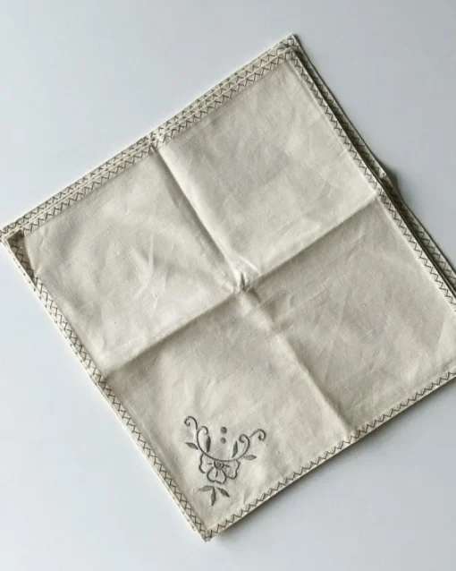 Tradera Råhvide stofservietter m gråt broderi, 26 x 28 cm, 4 stk samlet| Boligtekstiler