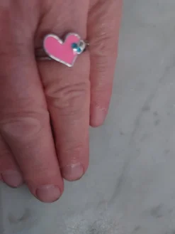 Tradera Ring i Metall Rosa Hjärta med Blå > Ringe