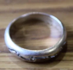 Tradera Ring med stenar i inget äkta> Andre Smykker