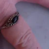 Tradera Ring Silvrig Metall Svart Sten i sirlig infattning Inre omkrets ca 6,5 cm> Ringe