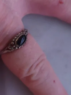 Tradera Ring Silvrig Metall Svart Sten i sirlig infattning Inre omkrets ca 6,5 cm> Ringe