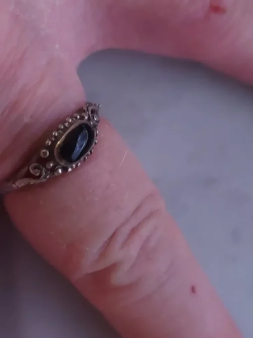 Tradera Ring Silvrig Metall Svart Sten i sirlig infattning Inre omkrets ca 6,5 cm> Ringe