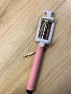 Tradera Rosa Selfiepinne med sladdanslutning> Mobiltilbehør