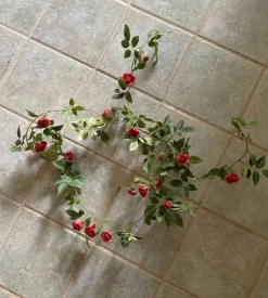 Tradera Rosor Konstväxt. Storlek: Slinga 170cm.Ny från presentshop| Kunstige Planter