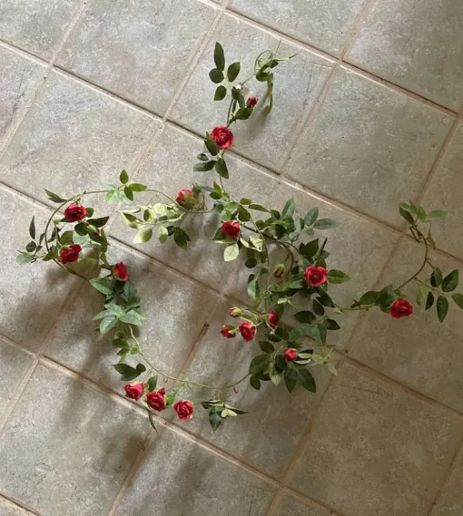 Tradera Rosor Konstväxt. Storlek: Slinga 170cm.Ny från presentshop| Kunstige Planter
