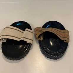 Tradera Ryktskrapa x2 oval järn - ifrån adlus.> Ridning Og Ridesport