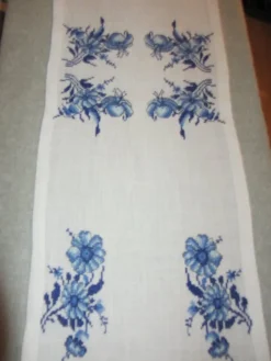 Best Så fin Hand-Broderad löpare på Vitt linne o Blåtonade Korsstygn. 120 x 24 cm. Tekstiler