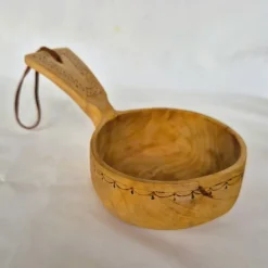 Shop Samisk kåsa, oanvänd, signerad ”ADAK, 1988, H.Ö.”. 17 cm l. Sameslöjd, träkåsa Kunsthåndværk