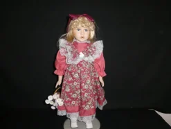 Tradera Samlar Docka med Blommigt Förkläde.| Dukker