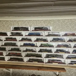 Tradera Samling av 35 stycken tågmodeller> Jernbane- & Sporvogns-memorabilia