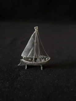 Tradera Segelbåt i äkta silver. 6,5cm hög.,Ny från äldre guldsmedsaffär> Sejlads