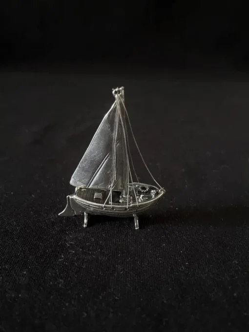 Tradera Segelbåt i äkta silver. 6,5cm hög.,Ny från äldre guldsmedsaffär> Sejlads