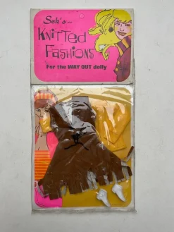 Tradera Sek's Knitted Fashions klädset vintage oöppnad - For the Way out dolly #1| Dukker