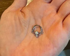 Tradera Septum piercing med en syntetisk opalsten och en vit sten ca 8mm> Piercinger