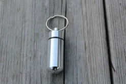 Tradera Silver pillerbox med nyckelring i aluminium, pillerburk för medicin| Rejsetilbehør