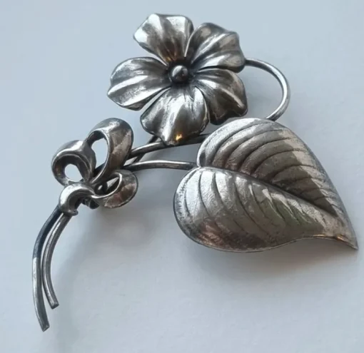 Tradera SILVERBROSCH, År 1949 Stockholm, Kaplan Ge-Kå *1kr utrop*> Brocher