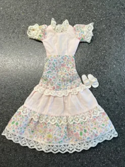 Tradera Sindy Pedigree klänning, You & Sindy från 1980| Dukker