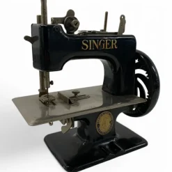 Tradera Singer Leksakssymaskin Barnsymaskin Leksak Symaskin Vintage> Øvrigt Samlerlegetøj