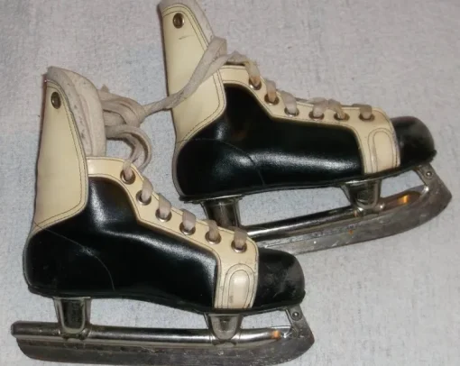Tradera Skridskor Svarta och Vita Kraftiga och Stadiga Storlek 30> Hockey & Skøjter