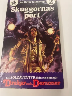 Tradera Skuggornas Port - Ensamma Vargens Värld 2 | Äventyrsspel| Rollespil & Karakterspil