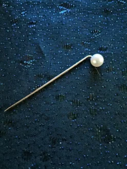 Tradera Slipsnål 18K guld med odlad pärla. Ny från äldre guldsmedsaffär.> Slipsenåle