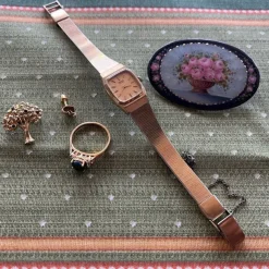 Tradera Smyckesamling armbandsur Seiko, antik emalj silverbrosch, ring 925, örhänge> Smykkesæt