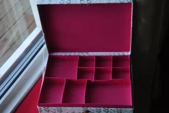 Tradera Smyckeskrin i katrong,vintage,31x23x7 cm.> Smykkeskrin & -opbevaring