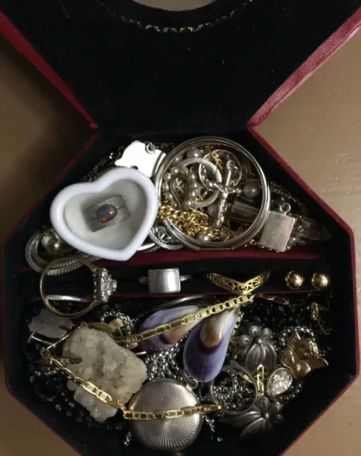 Tradera Smyckespaket, dödsbo, osorterat, arvegods, smyckes fynd, fyndlåda, vintage> Andre Smykker