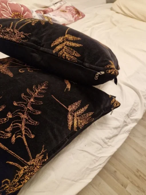 Tradera Snygga kuddar i sammet med bladmönster| Boligtekstiler