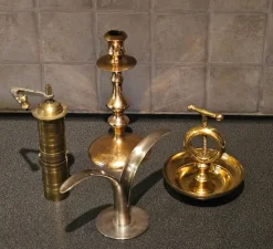 Store Sortiment av mässingsföremål - ljusstake, pepparkvarn & nötknäppare Tin & Messing