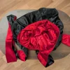 Clearance Sovmössa / bonnet där man kan välja själv om den ska vara svart eller röd Hovedbeklædning