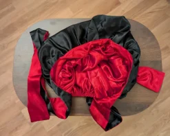 Clearance Sovmössa / bonnet där man kan välja själv om den ska vara svart eller röd Hovedbeklædning