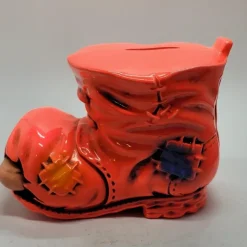 Tradera SPARBÖSSA. Utformad som gammal trasig sko. Keramik.> Sparebøsser