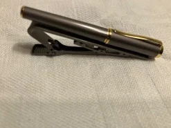 Tradera Speciell slipsnål i form av en kulspetspenna i guld och stål> Slipsenåle