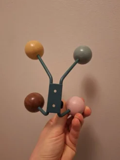 Online Söt klädkrok med färgglada kulor Kroge, Håndtag & Beslag