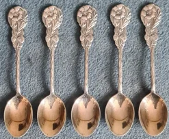 Shop 5st. äldre kaffeskedar i Nysilver - blom motiv. Sølv