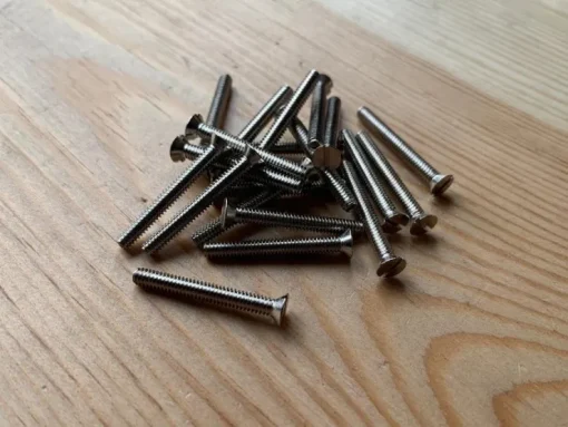 Best 20st Äldre maskinskruv i förnicklad mässing (1/8 x 1) Tum WFS (Art nr 1) Skruer, Plugs & Søm