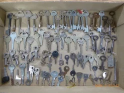 Sale 90st ÄLDRE NYCKLAR Beslag & Reservedele