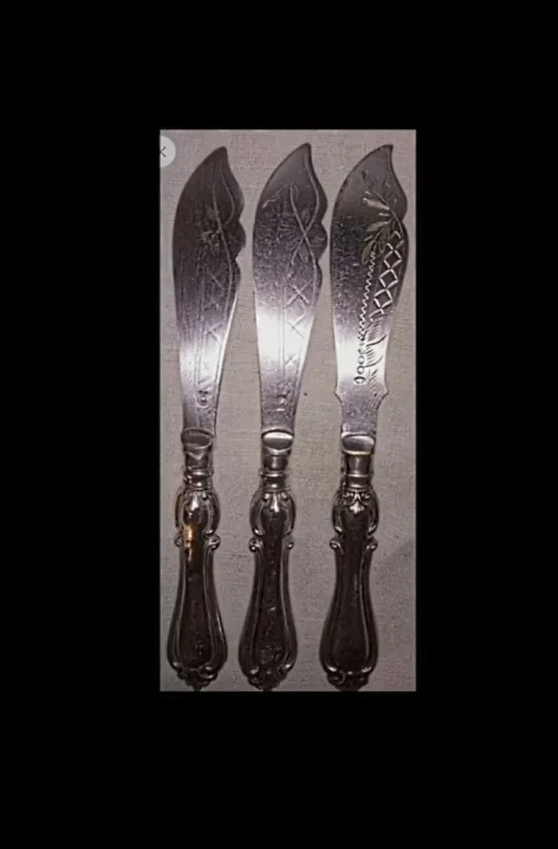 Discount 3st smörknivar, etsat mönster- bladen & dekorerade handtag, nysilver, vintage Sølv
