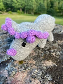 Tradera Söt virkad dinosaurie, triceratops. Svenskt hantverk| Baby, Børn & Leg