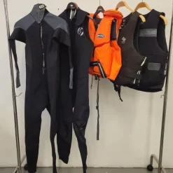 Tradera 2st. Våtdräkter & 3st. Flytvästar - Olika storlekar - 30-50kg - 3XLARGE> Øvrigt Sport & Fritid