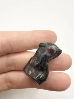 Tradera Sten Skulptur. Granat. Kvinna, kropp, bröst.> Ædelsten