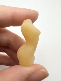 Tradera Sten Skulptur. Gul Kalcit. Kvinna, kropp, bröst.> Ædelsten