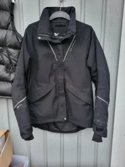 Tradera Stierna svart ridjacka, storlek L- XL (DAM) lite defekt blixtlås> Ridning Og Ridesport